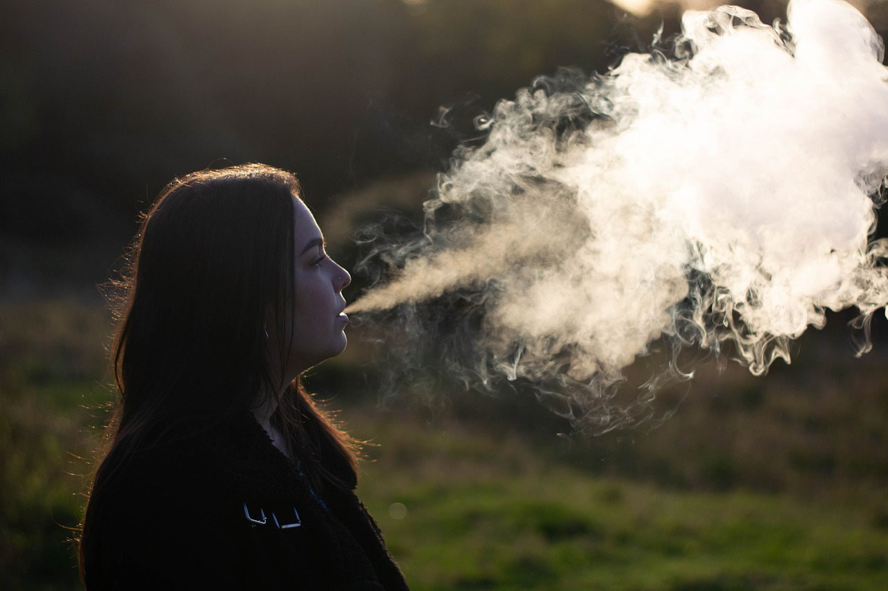 Prendre ses premières bouffées de e-cigarettes