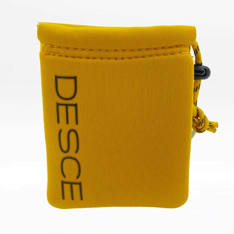 Les pochettes Neo Sleeve Standard de Desce sont fabriquées en mousse de Néoprène, comme les combinaisons de plongée. Elles assurent une protection maximum.