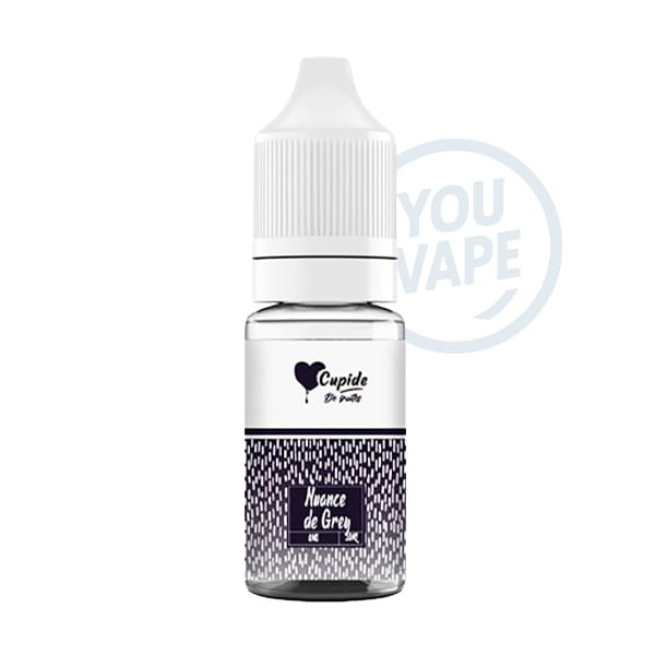 Nuance de Grey 10ml de Cupide mêle cassis, mûres et fruits noirs sur une base fraîche et acidulée. Un e-liquide fruité-frais disponible en 0, 3, 6 et 12 mg.