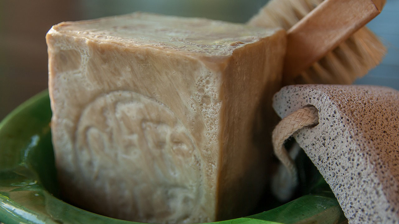 Le savon d'Alep est fabriqué en faisant réagir des l'huile d'olive et de laurier avec de la soude