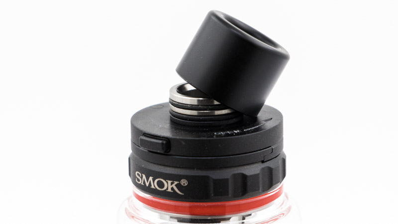 Depuis quelque temps, Smok a changé de système de fixation de ses drip tips, pour gagner de la place en hauteur. Le drip tip, noir, prend la forme d'un cylindre qui se clipse sur son support équipé de deux joints.