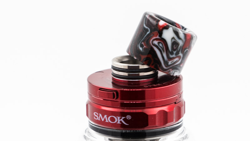 Pour gagner en compacité, Smok équipe maintenant ses clearomiseur de drip-tips cylindriques très pratiques, qui se clipsent sur un support équipé de deux joints. Ils sont en résine et joliment réalisés.