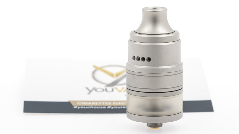 Le Kumo Rdta est le premier atomiseur top coil de la marque Aspire, conçu en collaboration avec le moddeur Allemand SeamPipe. Le moins que l'on puisse dire, c'est que c'est une réussite.