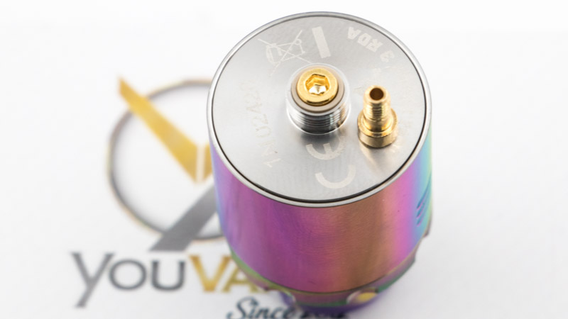 Hellvape livre son atomiseur reconstructible avec ce qu'il faut pour changer les joints ou les vis des posts, et avec un deuxième pin. Le premier, monté d'origine et plein, pour utiliser le Dead Rabbit V3 en dripper. Le deuxième est percé, pour utiliser le Dead Rabbit 3 en squonker, sur une box BF.