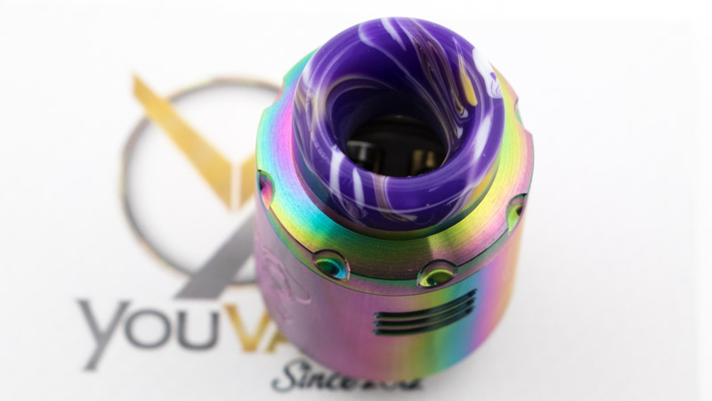 En dripper, le trou béant du large drip tip vous permet de surveiller vos coils et de les alimenter dès qu'ils ont soif.