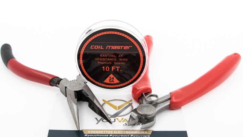Pour couper et former vos coils, Coil Master intègre dans son kit deux pinces (coupante et universelle), ainsi qu'une bobine de 25m de fil de Kanthal A1 en 0.5mm (24 GA).