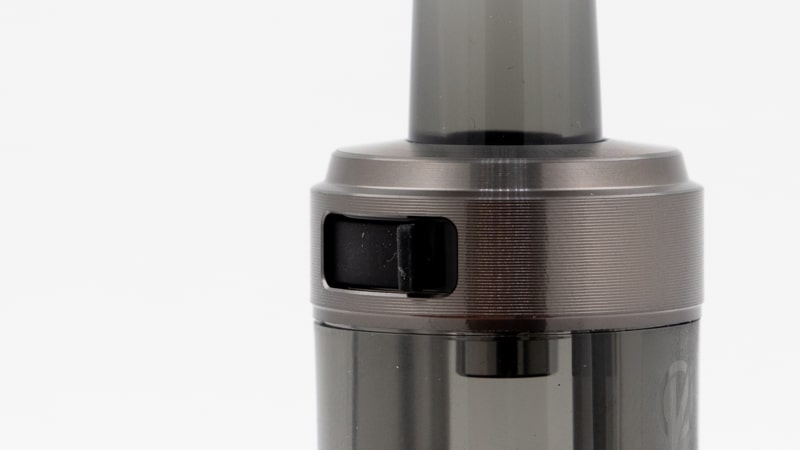 En continuant à tourner la bague de réglage de l'airflow, vous découvrez l'orifice de remplissage du réservoir, d'une contenance de 4.5ml de e-liquide. Il suffit alors de retirer le bouchon de silicone pour le remplir