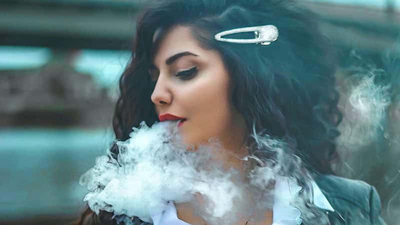 femme qui fait de la vapeur avec une vaporette.