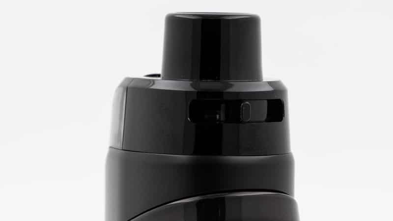 Le Pod B100 est clairement fait pour l'inhalation directe et la production de beaux nuages de vapeur. Son entrée d'air est généreuse, mais reste réglable avec cette tirette pour adapter l'airflow à vos préférences