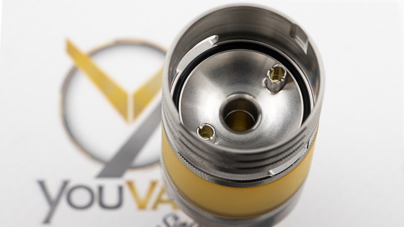 Sous le réservoir, deux pailles d'acier guident et régulent le e-liquide vers le coil du Precisio GT.