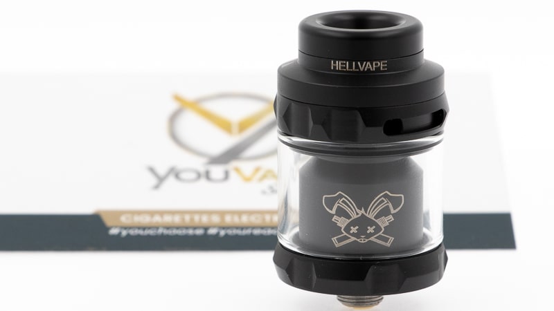 Avec le Dead Rabbit Solo Rta, Hellvape poursuit l'évolution de ses atomiseurs reconstructibles, avec cette fois un plateau simple coil encore plus pratique