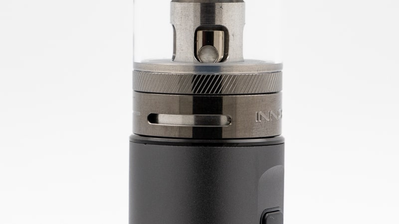 Pour pouvoir vapoter en tirage serré ou plus ouvert, Innokin équipe son atomiseur Zenith Minimal d'une bague de réglage du débit de l'air