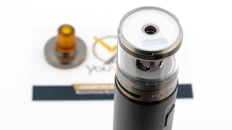 Pour remplir le réservoir, il suffit de dévisser le top cap d'un quart de tour, puis de glisser l'embout de votre fiole de e-liquide