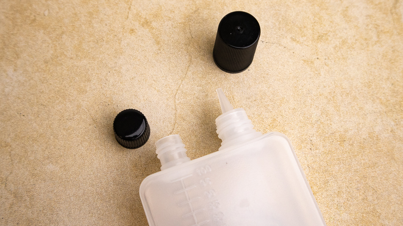 Les ouvertures du flacon gradué dual fill 100ml